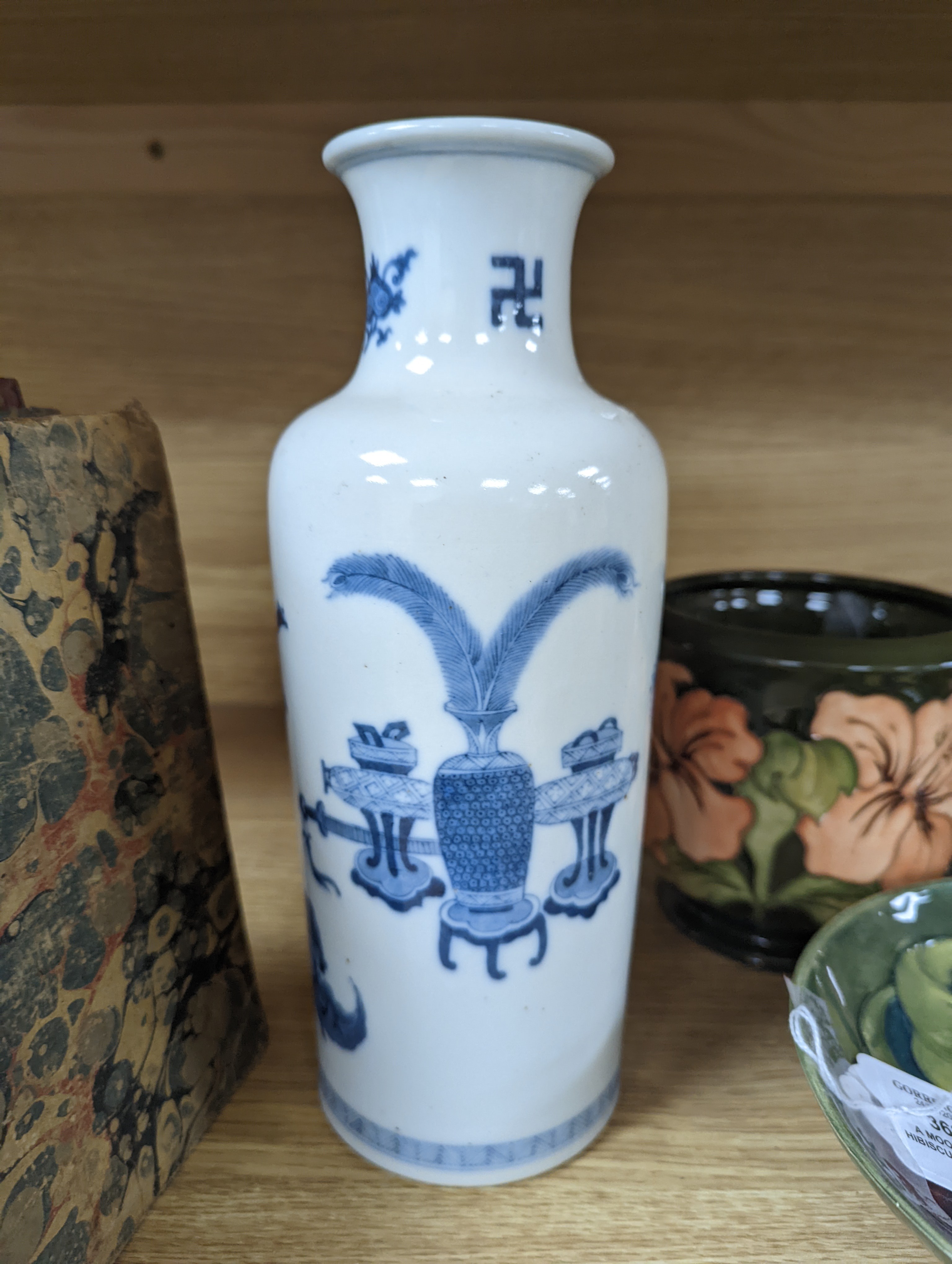 A Chinese blue and white vase 26cm